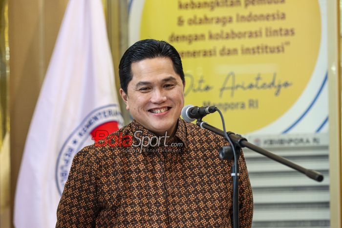 Ketua Umum PSSI, Erick Thohir, sedang memberikan keterangan kepada awak media di Media Center Kemenpora, Senayan, Jakarta, Senin (13/1/2025).