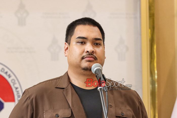 Menteri Pemuda dan Olahraga Republik Indonesia, Dito Ariotedjo, sedang memberikan keterangan kepada awak media di Media Center Kemenpora, Senayan, Jakarta, Senin (13/1/2025).