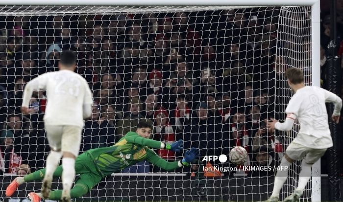 Momen penyelamatan kiper Man United, Altay Bayindir, saat mengeblok sepakan penalti kapten Arsenal, Martin Odegaard, di puataran ketiga Piala FA 2024-2025.