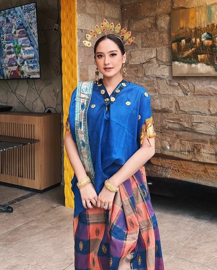 Salshabilla Adriani kenakan baju bodo saat menjadi bridesmaid.