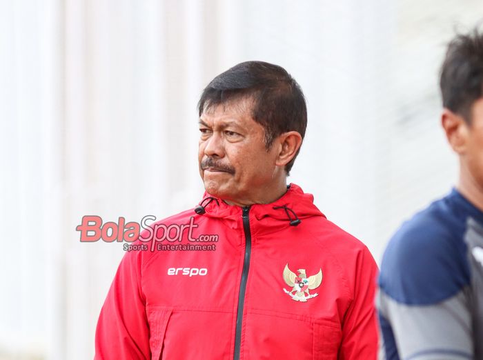 Pelatih timnas U-20 Indonesia, Indra Sjafri, saat hadir di Stadion Madya, Senayan, Jakarta, Rabu (15/1/2025).