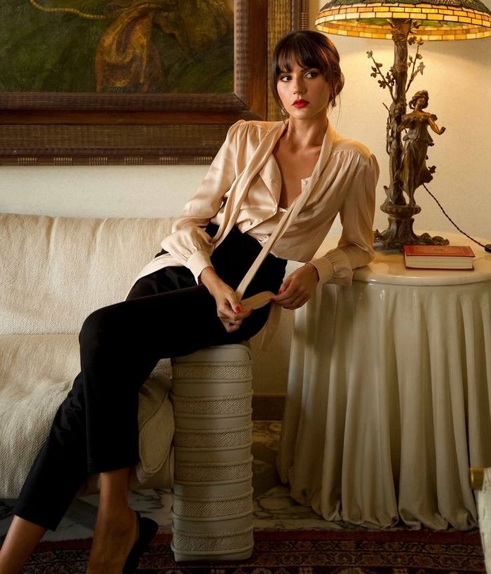 Penggunaan blus satin sebagai pelengkap OOTD.