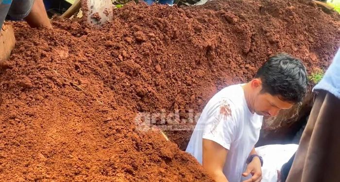 Ibnu Jamil turun langsung ke liang lahat untuk menguburkan jenazah sang ibunda.