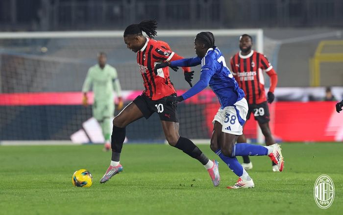 Aksi Rafael Leao dalam laga Como 1907 vs AC Milan pada giornata 19 Liga Italia 2024-2025 di Stadion Giuseppe Sinigaglia, Selasa (14/1/2025).