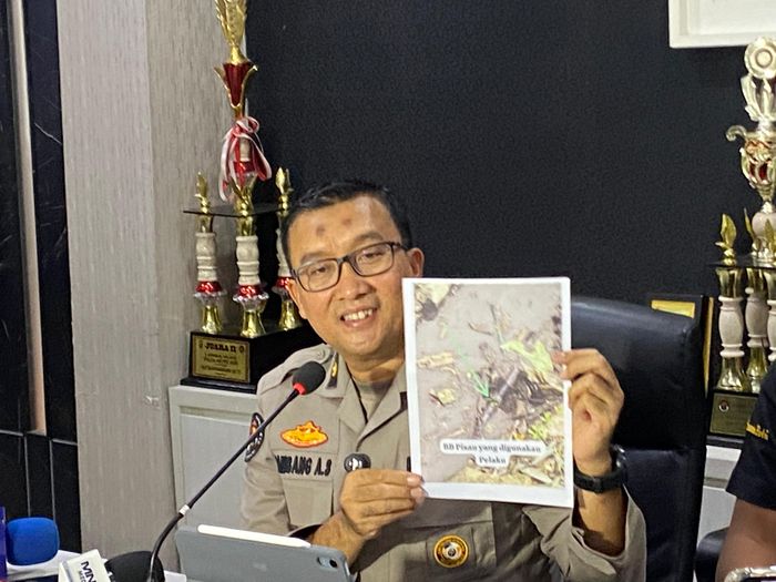 Barang bukti pisau modifikasi yang digunakan Nanang Gimbal untuk membunuh Sandy Permana.