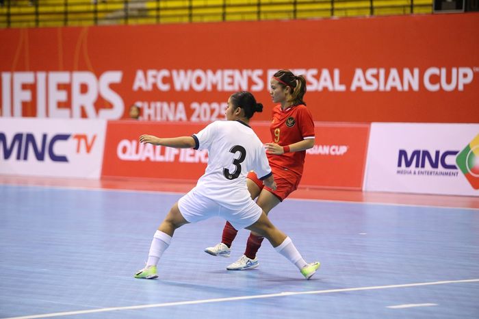 Aksi Alya Ananda Hendrita saat Timnas Futsal Putri Indonesia menang atas Kirgistan dalam laga perdana grup B Kualifikasi Piala Asia Futsal Putri 2025 di GOR Amongrogo Yogyakarta, Rabu (15/1/2025).