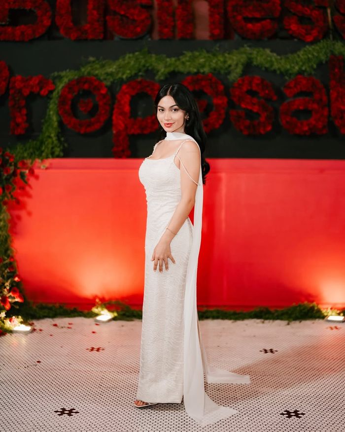 Ariel Tatum kenakan gaun putih rancangan desainer Indonesia.