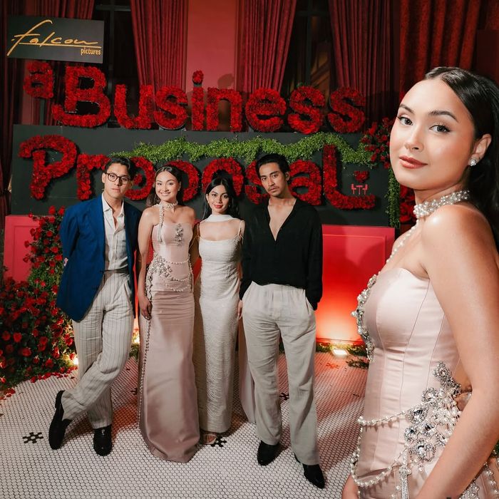 Caitlin Halderman bersama para pemain film A Business Proposal.