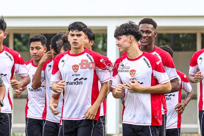 Kakak beradik yakni Timothy Baker (kanan) dan Mathew Baker atau Matt Baker (kiri) sedang berlatih bersama timnas U-20 Indonesia di Stadion Madya, Senayan, Jakarta, Rabu (15/1/2025).