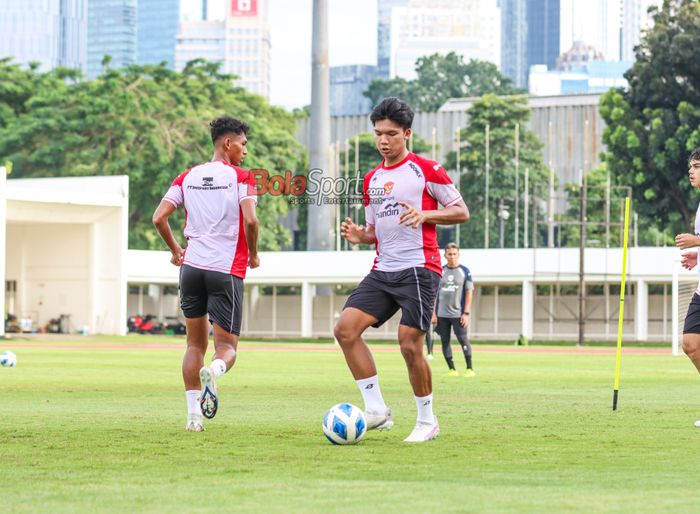 Kadek Arel (kanan) sedang berlatih bersama timnas U-20 Indonesia di Stadion Madya, Senayan, Jakarta, Rabu (15/1/2025).