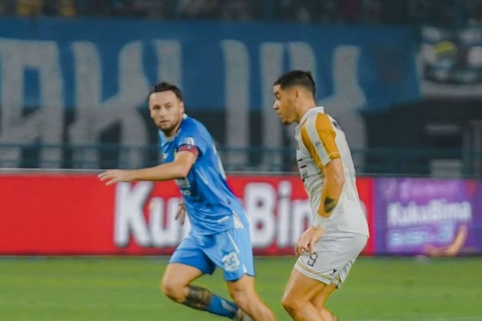 Duel Marc Klok dengan Alexis Messidoro saat laga Persib Bandung Vs Dewa United pada pekan ke-19 Liga 1 2024/2025 di Stadion Gelora Bandung Lautan Api (GBLA), Bandung, Jumat (17/1/2025).