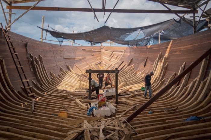 Proses pembuatan perahu 'pinisi' di Tana Lemo, Kecamatan Bonto Bahari, Kabupaten Bulukumba, Provinsi Sulawesi Selatan.