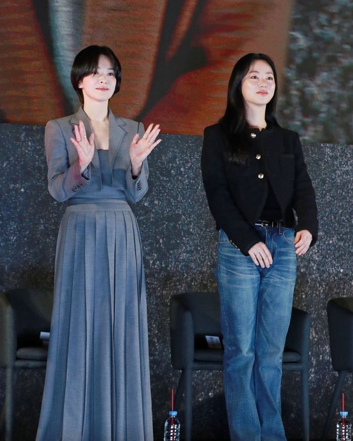 (kiri-kanan) Song Hye Kyo bersama aktris Jeon Yeo-Been dalam konferensi pers film Dark Nuns.