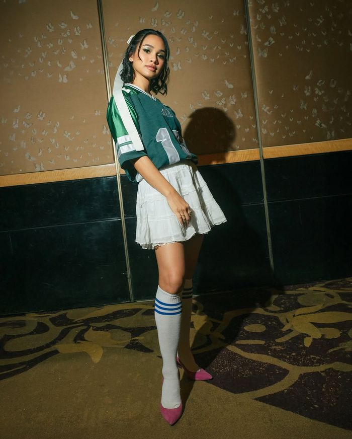 Potret Andien Aisyah saat bernyanyi di acara PSSI.