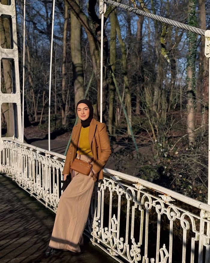 OOTD Irish Bella saat pulang kampung ke Belgia.