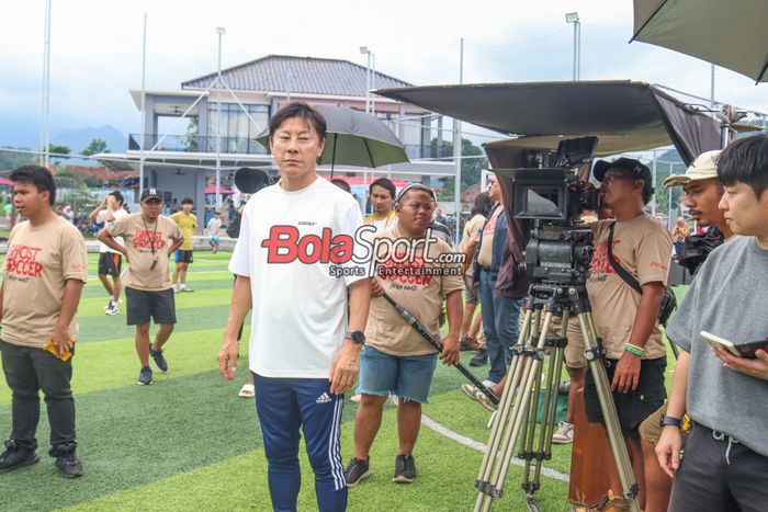 Mantan pelatih timnas Indonesia, Shin Tae-yong, sedang menjalani sesi syuting cameo pada film Indonesia berjudul Ghost Soccer di Kawasan Subang, Jawa Barat, Minggu (19/1/2025).