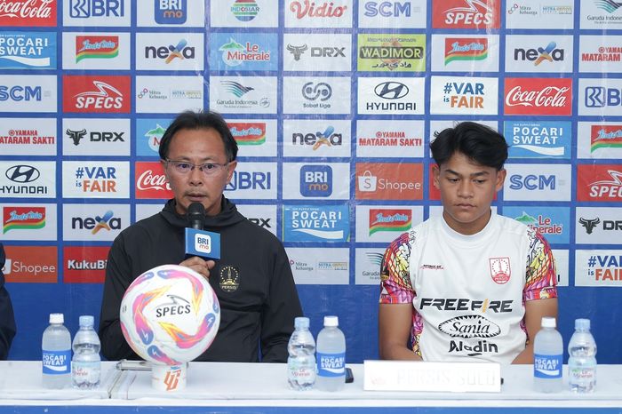 Pelatih Persis Solo, Ong Kim Swee dan pemain Zanadin Fariz saat menghadiri konferensi pers jelang lawan PSIS Semarang di Stadion Jatidiri, Minggu (19/1/2025).