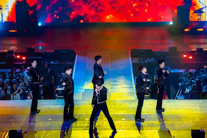 Aksi panggung keenam member INFINITE di Jakarta.