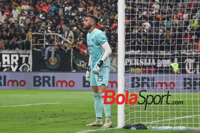 Pemain Persita Tangerang Igor Rodrigues berada di depan gawang saat melawan Persija Jakarta di JIS.