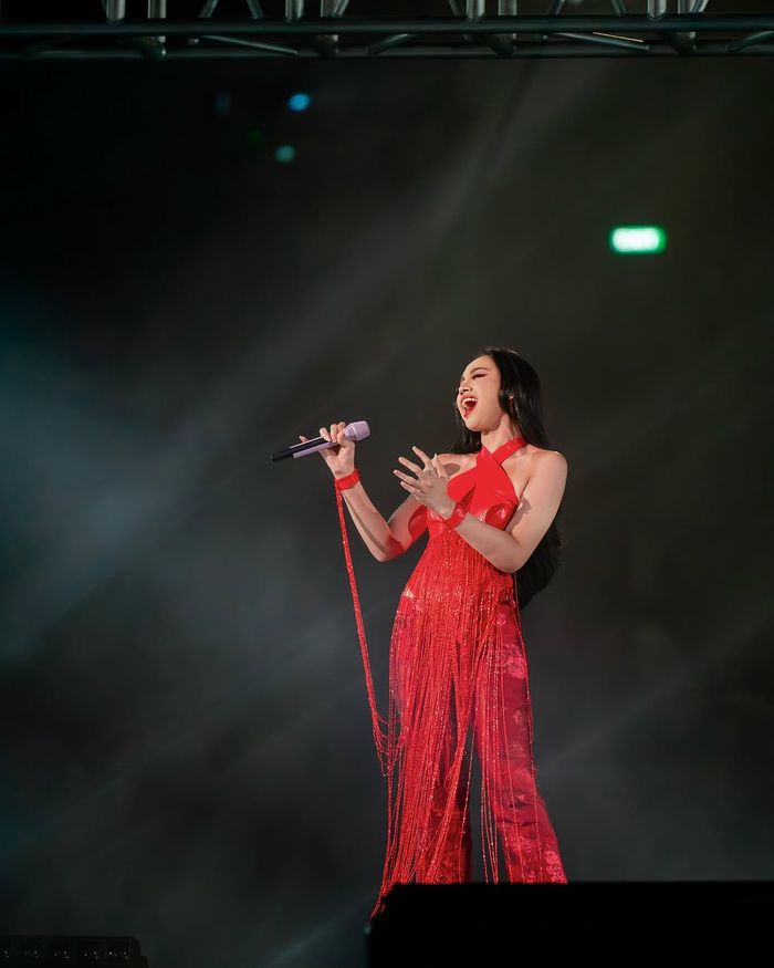 Lyodra kenakan busana serba merah saat konser Super Diva.