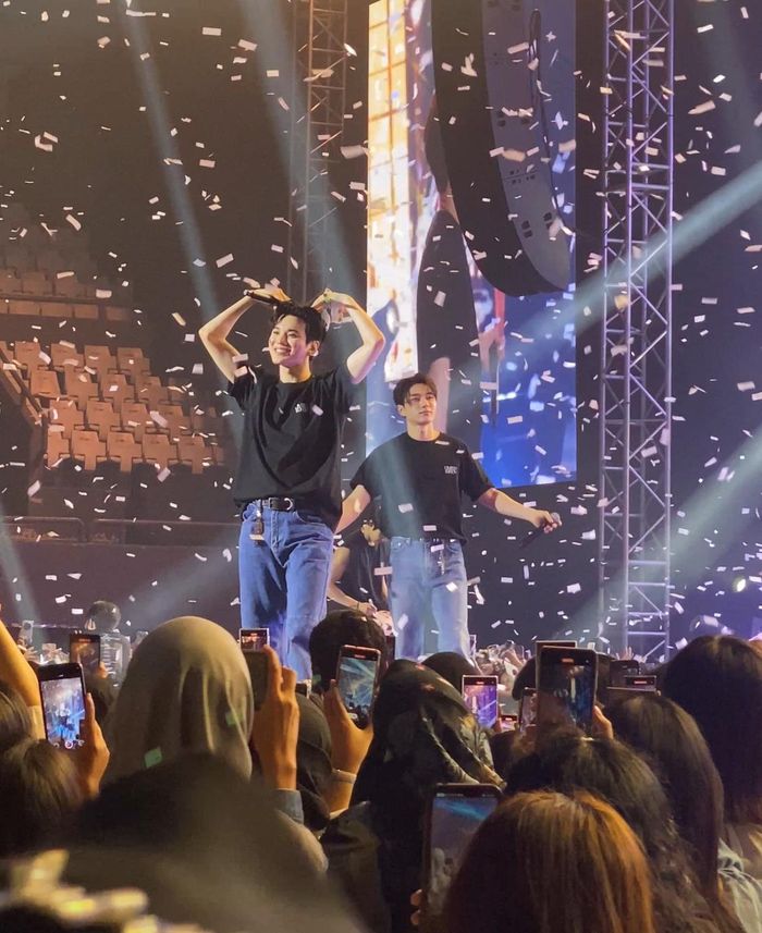Sungjong dan L menyapa para penggemar saat konser berlangsung.