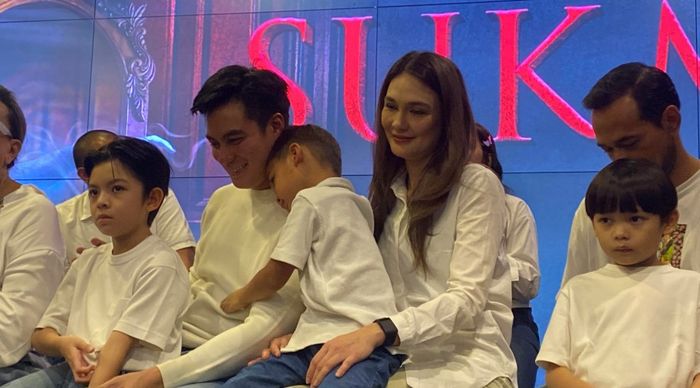 Putra bungsu Baim Wong dan Paula Verhoeven, Kenzo tampak dipangku oleh Luna Maya.