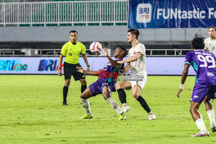 Suasana pertandingan Persita Tangerang Vs Madura United di Stadion Pakansari, Bogor pada Jumat (24/1/2025).