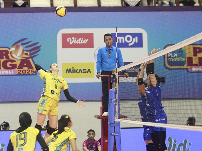 Outside hitter Jakarta Electric PLN, Polina Shemanova, melakukan spike ke arah pertahanan Bandung bjb Tandamata dalam lanjuta putaran pertama Proliga 2025 di Surabaya, Jawa Timur, 24 Januari 2025.