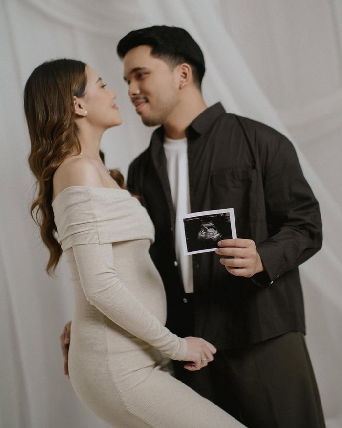 Aaliyah Massaid dan Thariq Halilintar memperlihatkan USG calon anak pertama keduanya.