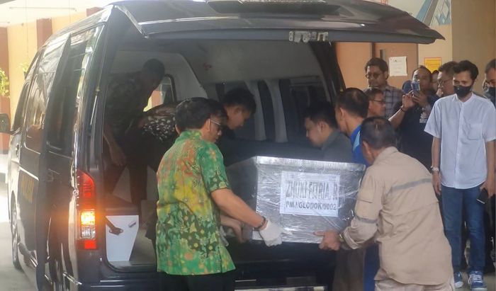 Proses penyerahan jenazah korban kebakaran Glodok Plaza di RS Polri Kramat Jati, Jakarta Timur, Jumat (24/1/2025).