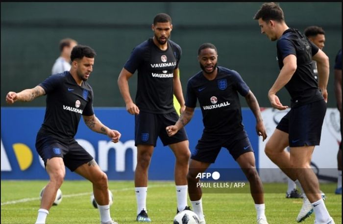 Kyle Walker (kiri) dan Ruben Loftus-Cheek (dua dari kiri) saat menjalani sesi latihan timnas Inggris. Walker susul Loftus ke AC Milan, Rossoneri kini lebih mirip klub Premier League daripada Serie A.