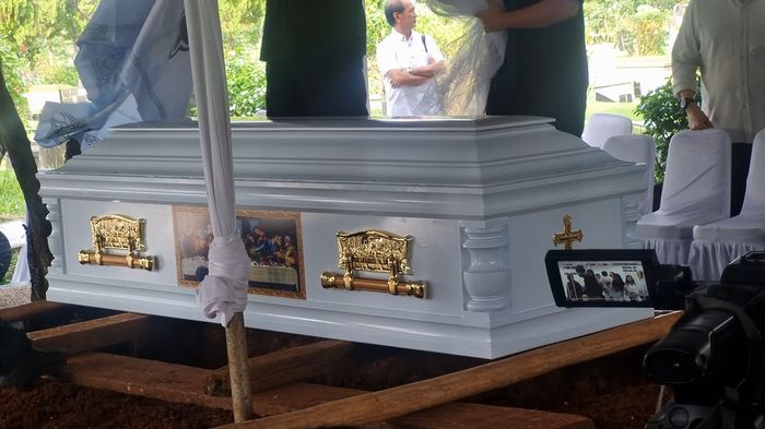Peti mati mewah nenek Nia Ramadhani saat dikebumikan di TPU Tanah Kusir, Jakarta Selatan, Minggu (26/1/2025).