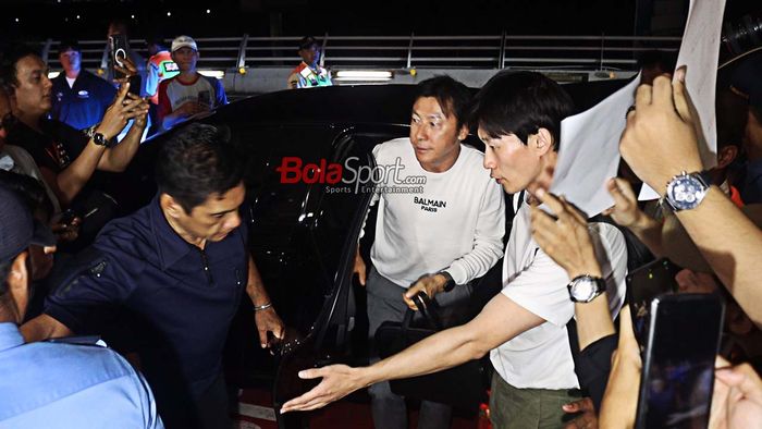Mantan pelatih timnas Indonesia, Shin Tae-yong, saat tiba di Bandara Soekarno Hatta, Tangerang, Banten, Minggu (26/1/2025).
