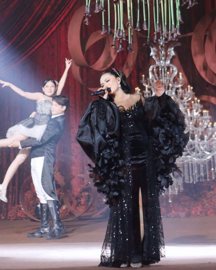 Krisdayanti tampil bernyanyi di Semarang.