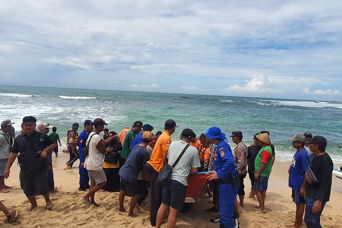Evakuasi 3 korban yang ditemukan tewas di Pantai Drini, Gunungkidul. Selasa (28/1/2025) 