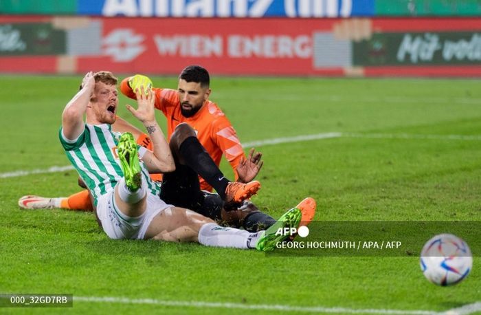 Ferdy Druijf (kiri) dari Rapid Wien bereaksi saat meluncur melewati Ivan Brkic (kanan) dari Neftchi di pertandingan Kualifikasi Liga Konferensi Eropa.