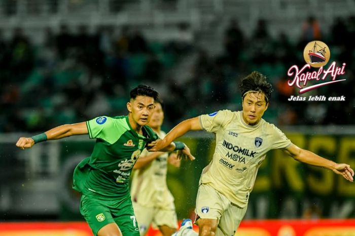 Duel pemain Persebaya Surabaya dan Persita Tangerang pada pekan ke-21 Liga 1 2024/2025.