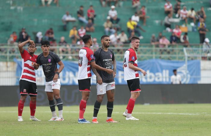 Suasana Pertandingan antara Madura United Vs Persis Solo dalam laga pekan ke-21 Liga 1 2024/2025 yang bergulir di Stadion Gelora Bangkalan, Madura, Sabtu (1/2/2025).