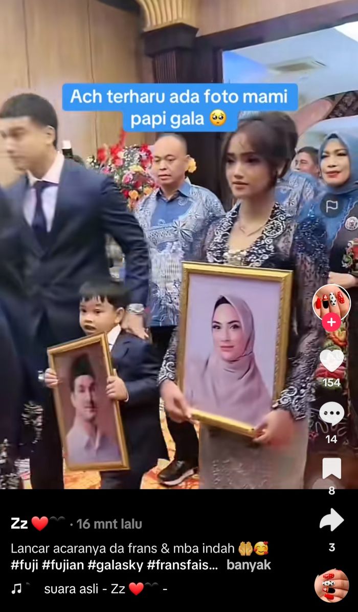 Fuji dan Gala Sky membawa foto Vanessa Angel dan Bibi Andriansyah di pernikahan Frans Faisal.