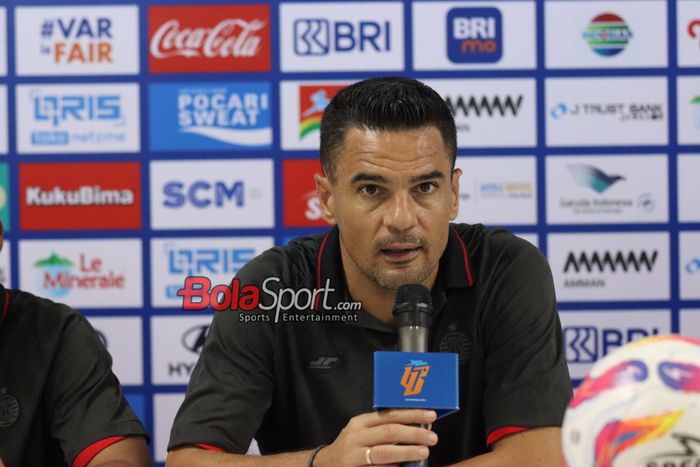Pelatih Persija Jakarta, Carlos Pena, sedang memberikan keterangan kapada awak media di Stadion Patriot Candrabhaga, Bekasi, Jawa Barat, Minggu (2/2/2025).
