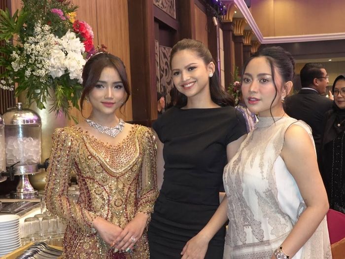 (ki-ka) Fujianti Utami, Maudy Effrosina, dan Rachel Vennya.