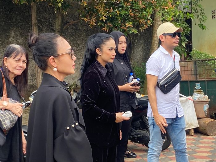 Kris Dayanti dan Yuni Shara tiba di TPU Astana Raga, Pamulang 2, Tangerang Selatan.