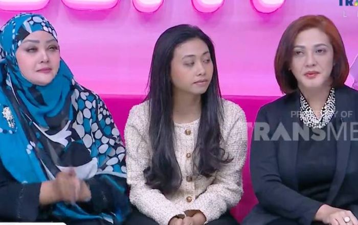 Abigail Jeremiah (tengah) kakak perempuan Keren, bersama sang bunda, Dewi Ari (kanan) dan sang tante, Citra (kiri).