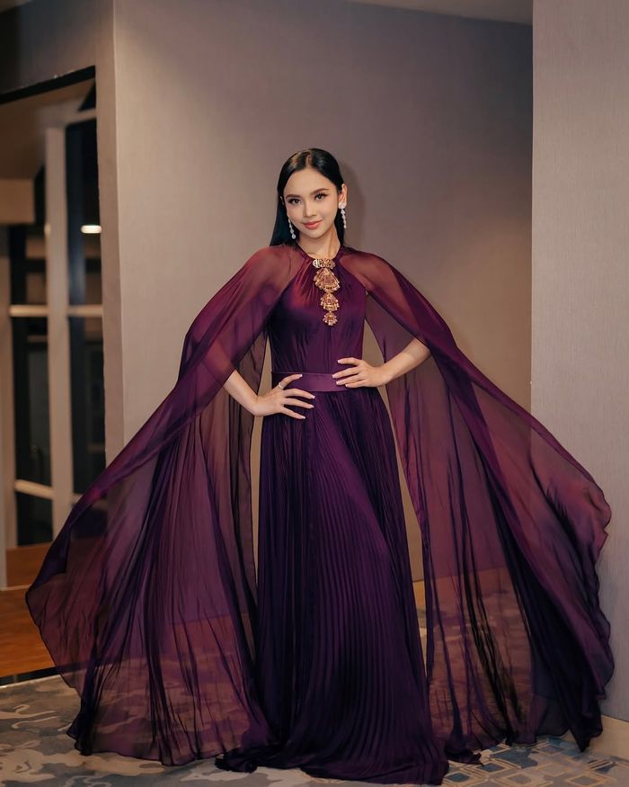 Tampilan gaun ungu yang dikenakan Lyodra saat manggung.