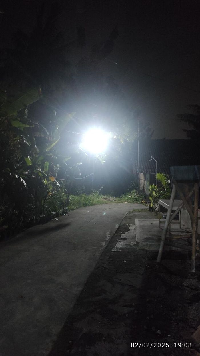 Kondisi jalan yang kini sudah diterangi oleh lampu bertenaga surya yang dipasang oleh James.