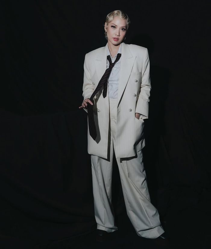 Potret Bunga Citra Lestari kenakan setelan blazer oversized berwarna putih.