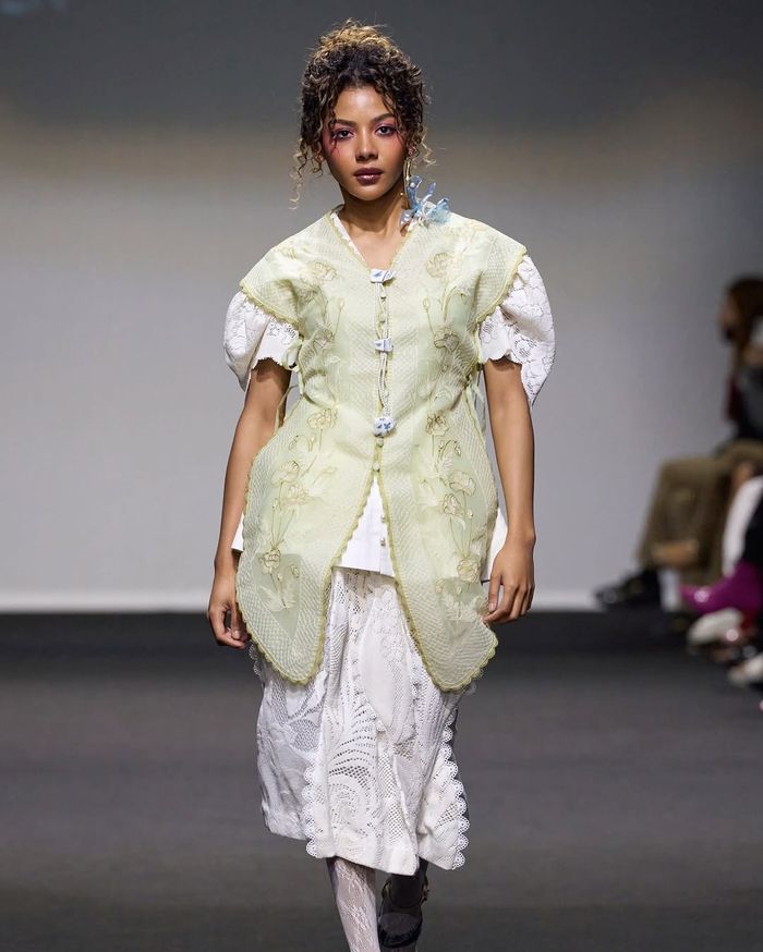 Zsazsa Utari menjadi model runway Make  Over X Toton.