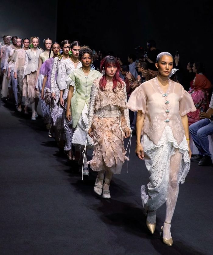 Nadya Hutagalung berdiri paling depan saat closing fashion show Make Over X Toton di Dubai Fashion Week 2025.