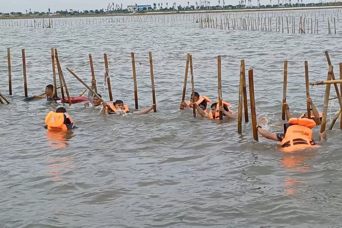 Pembongkaran pagar laut di Tangerang melibatkan aparatur negara dan memakai dana negara.