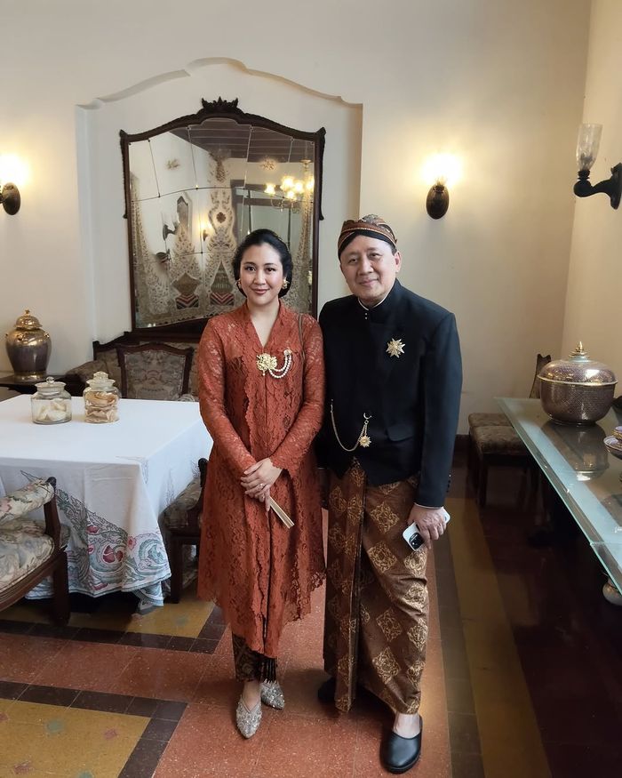 Potret tradisional Sherina dan Triawan Munaf dalam acara di Pura Mangkunegaran, Solo.